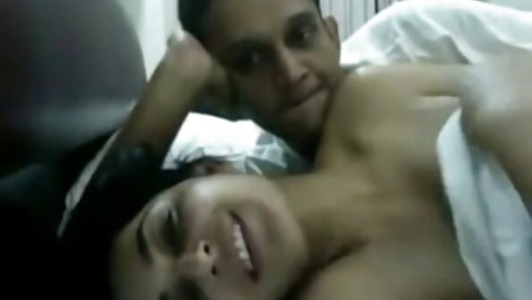 Il proprietario della villa porno onlain gratis condivide la cameriera troia con la migliore amica