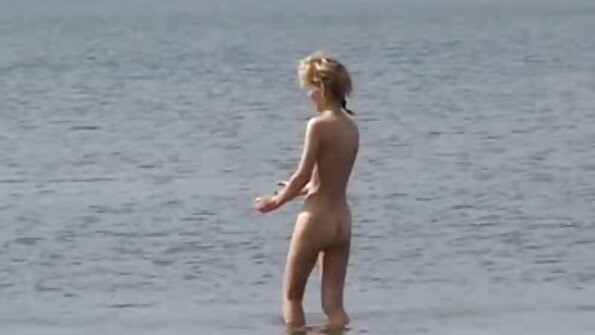 Toro spagnolo pompato e amico scopano due ragazze calde sulla spiaggia film porno online gratis