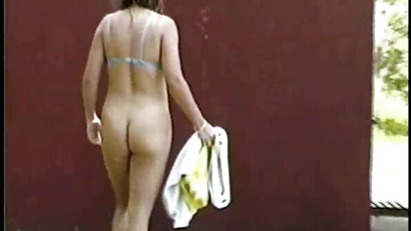 Ragazza adolescente con tette fantastiche soffoca filme sexuale online subtitrat su un gigantesco cazzo italiano