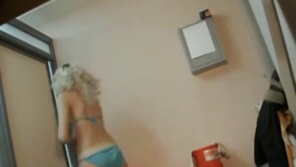 Due ragazze sono nude con due uomini che filme sexuale online subtitrat le scopano entrambi a letto