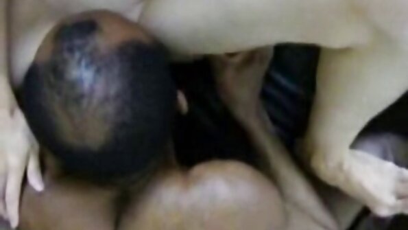 Due ragazze asiatiche si filmulete xxx online divertono a succhiare cazzi in un'azione di sesso di gruppo